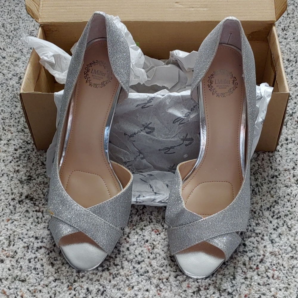 COPY - NWOT Silver dress pumps